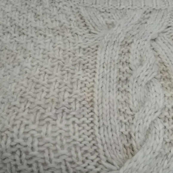 American Eagle Cable knit Sweater - Picture 3 of 5